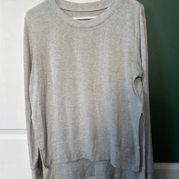 ALO Yoga Women's Light Gray Crewneck Sweater - Picture 3 of 3
